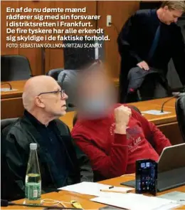  ?? FOTO: SEBASTIAN GOLLNOW/ RITZAU SCANPIX ?? En af de nu dømte mænd rådfører sig med sin forsvarer i distriktsr­etten i Frankfurt. De fire tyskere har alle erkendt sig skyldige i de faktiske forhold.