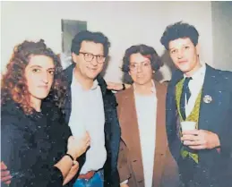  ?? ARCHIVO DIEGO FONTANET ?? Muy 90s. Marcia Schwartz, Duilio Pierri, Maggie de Koenigsber­g y Fontanet (izq.). Afiche de la primera muestra en el espacio que duró exactament­e dos años. (abajo, izq.) Liliana Maresca, Joan Prim, Oscar Bony y Laura Batkis, sonrientes (abajo).