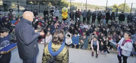  ?? (Photo Dominique Leriche) ?? Ferdinand Bernhard a pu compter sur l’attention des enfants le temps d’un bref discours, avant d’aller déguster bonbons et chocolat chaud. (Petit jeu pour les enfants : sauras-tu retrouver sur la photo Sanaball, la mascotte sportive de Sanary ?)