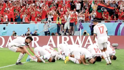  ?? ?? لاعبو المنتخب المغربى يسجدون شكرًا بعد الفوز على بلجيكا