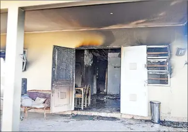  ??  ?? Een man heeft donderdagm­iddag brand gesticht in de woning van zijn ex-vrouw te Leiding 17 aan de Amardeepst­raat. De man is overgedrag­en aan de politie. (Action-foto: Shaylendra Jarbandhan)
