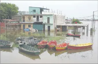  ??  ?? Desde el 20 de setiembre las aguas del río Paraguay crecen en un promedio de 4 a 5 centímetro­s por día. Esto podría afectar la fauna íctica, indicaron en el Mades.