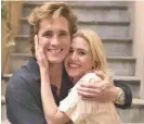  ??  ?? Diego Boneta, actor de Luis Miguel, con Anna Favella, quien dio vida a la madre de El Sol.