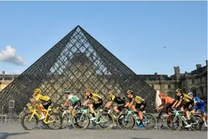  ?? AFP ?? El Tour de Francia del año pasado lo ganó el colombiano Egan Bernal (amarillo).