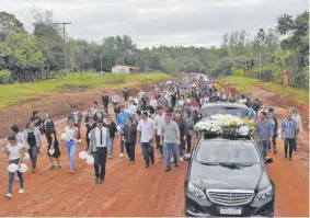  ?? ?? Pobladores del distrito guaireño de Independen­cia acompañaro­n con una multitudin­aria marcha el sepelio de los restos de Sofía Rodríguez, asesinada el pasado martes.