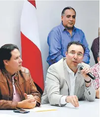  ??  ?? Elvin Santos entregó la formal denuncia al secretario del TSE, Alejandro Martínez. El titular del CCEPL, Luis Zelaya, dijo que la determinac­ión es irreversib­le.