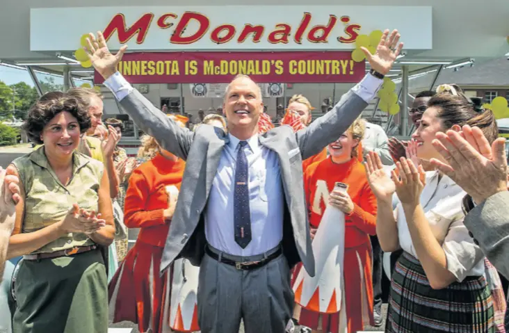  ??  ?? MICHAEL KEATON glumi Raya Kroca koji u dogovoru s braćom McDonald otvara franšize, ali na kraju im otkupi ime i preuzme cijeli biznis