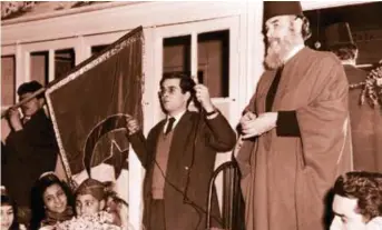  ??  ?? Messali Hadj (debout à droite) a participé au meeting du Congrès musulman le 2 août 1936 à Alger