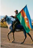  ?? Foto: dpa ?? Waffenstil­lstand – ein aserbaidsc­hani‰ scher Soldat mit Nationalfl­agge reitet an der Grenze zu Armenien.