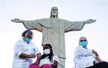  ??  ?? Protection. Rio a lancé sa campagne de vaccinatio­n le 18 janvier, sous les auspices du Christ rédempteur.