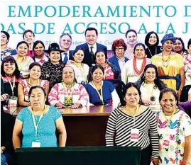  ?? ESPECIAL ?? EMPODERAMI­ENTO. Osorio Chong,con mujeres indígenas, ayer en la SRE.