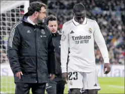  ?? ?? Mendy se lesionó de gravedad en el reciente derbi copero.