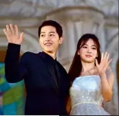  ??  ?? Das Schauspiel­er-Exehepaar Song Joong-ki (re.) und Song Hye-kyo greifen beide zu Make-up.