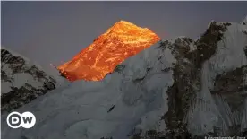  ??  ?? Blick auf den Mount Everest von der nepalesisc­hen Seite