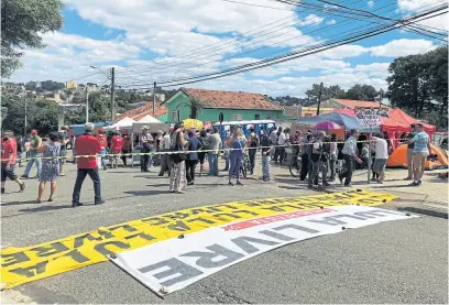  ?? Alberto armendáriz ?? partidario­s del pT, frente a la cárcel de Curitiba, le dan su apoyo a Lula