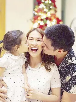  ??  ?? Left: Marian Rivera with Lola Iska, daughter Zia and mom Amalia. Above: Zia, Marian and husband Dingdong Dantes.