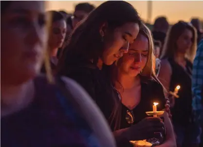  ?? FOTO: EPA/GIORGIO VIERA ?? Dagen efter skolskjutn­ingen i Parkland, Florida, deltog hundratals personer i en minnesstun­d.