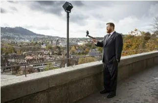  ?? KEYSTONE ?? L’ex capo della polizia guatemalte­ca ieri sulla terrazza di Palazzo federale