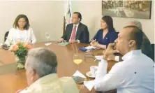  ?? LUIS GÓMEZ ?? El alcalde de Santiago se reunió con directivos de Acroarte.