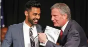  ?? — AP ?? New York mayor Bill de Blasio takes the microphone momentaril­y from comedian Hasan Minhaj during the Asian-Pacific Heritage reception on Wednesday.