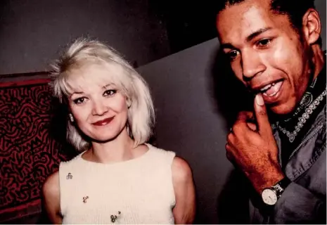  ??  ?? Patti et Dodi lors de l’ouverture de la Fun Gallery, en 1981, dans l’east Village. Page de gauche, Jean-michel Basquiat prépare l’exposition de son travail à l’area, un nightclub de Manhattan, en 1980.