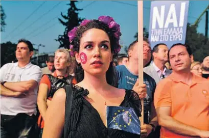  ?? LOUISA GOULIAMAKI / AFP ?? Atenas vivió ayer dos grandes manifestac­iones