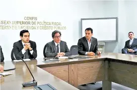  ?? JOHNNY HOYOS ?? Alberto Carrasquil­la, ministro de Hacienda (c), explica la ponencia de la reforma.