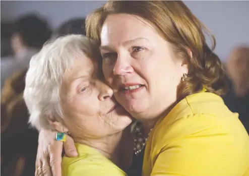  ?? PETER J THOMPSON / NATIONAL POST ?? Independen­t politician Jane Philpott, right, embraces her mother Audrey Little after addressing supporters in Stouffvill­e after losing her riding.