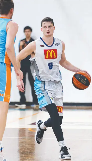  ?? Picture: BRENDAN RADKE ?? FEELING GOOD: Shaun Bruce in action in the Queensland Basketball League (QBL) match between the Cairns Marlins and the Rockhampto­n Rockets, held in Manunda.