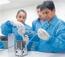  ??  ?? Hay trabajo en equipo para mejorar la operación del satélite.