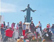  ?? ?? Los peregrinos subieron caminando al monumento a Cristo Rey.