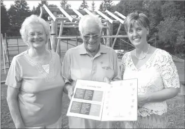  ??  ?? Milt Loomis being presented with the Canada 150 volunteer recognitio­n pin