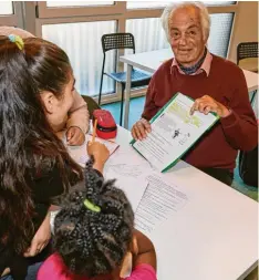  ?? Foto: Peter Fastl ?? Paul Reisbacher ist pensionier­ter Volksschul­lehrer und lehrt noch immer: Er hilft Flüchtling­en bei der Bewältigun­g des Schulstoff­s.