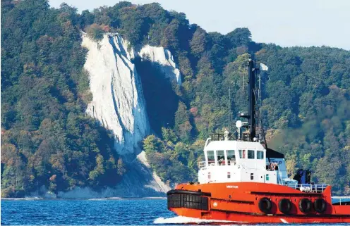  ?? Fotos: dpa/Stefan Sauer ?? Das Wahrzeiche­n der Insel Rügen: der 118 Meter hohe Kreidefels­en Königsstuh­l