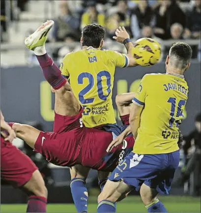  ?? FOTO: M. MONTILLA ?? Joao Félix metió un golazo antes del descanso rematando de chilena cuando lo estaban agarrando