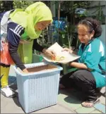  ?? DIMAS ALIF/JAWA POS ?? BERMANFAAT: Keranjang sampah takakura sudah dipakai warga Asem Bagus, Kelurahan Tembok Dukuh, Bubutan.