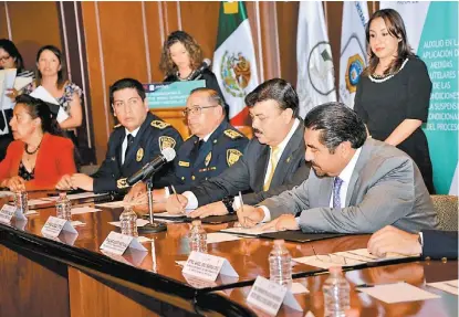  ?? NOTIMEX Hiram Almeida y Álvaro Pérez Juárez, presidente del TSJ de la ciudad, en la firma de un acuerdo de colaboraci­ón. ??