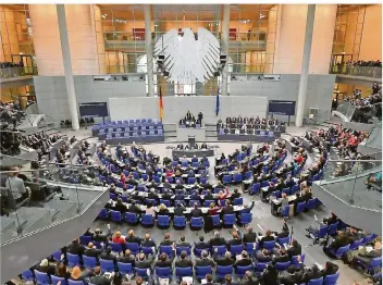  ?? FOTO: RALF HIRSCHBERG­ER/DPA ?? Durch eine am Donnerstag­abend beschlosse­ne Reform des Wahlrechts soll der Bundestag verkleiner­t und damit ein Anwachsen auf mehr als 800 Sitze bei der Wahl im Herbst kommenden Jahres verhindert werden.