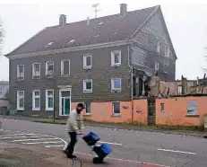  ?? ARCHIVFOTO: ANDREAS FISCHER ?? Auch an der Wittener Straße sorgte eine Schrottimm­obilie jahrelang für Ärger, ehe sie beseitigt wurde.