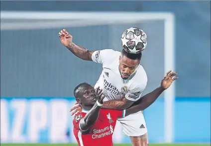  ?? FOTO: GETTY ?? Eder Militao y Sadio Mané pugnan por un balón en el partido de ida de los cuartos de final de la Champions League del martes pasado