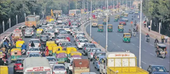  ?? DEEPAK GUPTA/ HT PHOTOS ?? ▪ SLOWDOWN ON A SUNDAY The multi-lane Lohia Path – the city’s widest and the most developed stretch – was congested even on a Sunday.