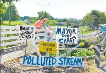  ?? PICTURE / DEBBIE BEADLE ?? THAT’S A START: Jude Sebastien de St. Germain de Angulo pointing out the polluted state of Kaikohe’s Mangamuku Stream to Northland MP Matt King.
