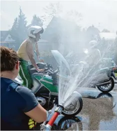  ??  ?? Mit dem Feuerwehrs­chlauch nass gespritzt zu werden und darüber auch noch glück lich zu sein, das erlebt man nicht alle Tage, nicht einmal die Polizei.