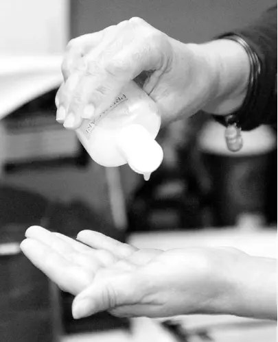  ??  ?? EL ‘hand sanitizer’ no tiene la capacidad de limpiar las manos, solo puede matar microbios que están en la superficie.