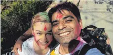  ?? FOTO: PR ?? Nagender Chhikara und Christina Franzisket auf einem Holi-Fest.