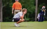  ?? Juan DeLeon/Contributo­r ?? Stratford’s Andrew Ferworn was just hoping to get close to the hole on his Region III-6A title-winning putt.