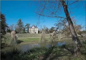  ??  ?? Le château Les Carmes Haut-Brion et son chai signé Starck valent le détour.