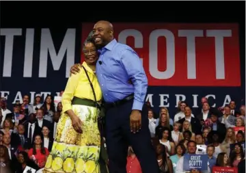  ?? ?? Den republikan­ske senator fra South Carolina, Tim Scott, giver sin mor et knus efter at have annonceret sit kandidatur til praesident­valgkampen i 2024. Foto: Randall Hill/Reuters
