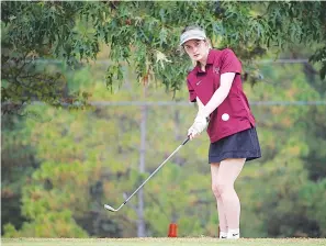 ?? The Sentinel-Record/Krishnan Collins ?? ■ Lake Hamilton’s Jordyn Garner chips onto the green at the 5A-South Conference Golf Tournament Tuesday at Glenwood Country Club.