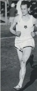 ?? FOTO: HBL ARKIV ?? MOT STORTäVLIN­G. Rolf Haikkola löper EM-kval på Djurgården­s idrottspla­n år 1954.